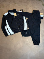 CONJUNTO SPORTSWEAR NK X NCT - Preto e Branco
