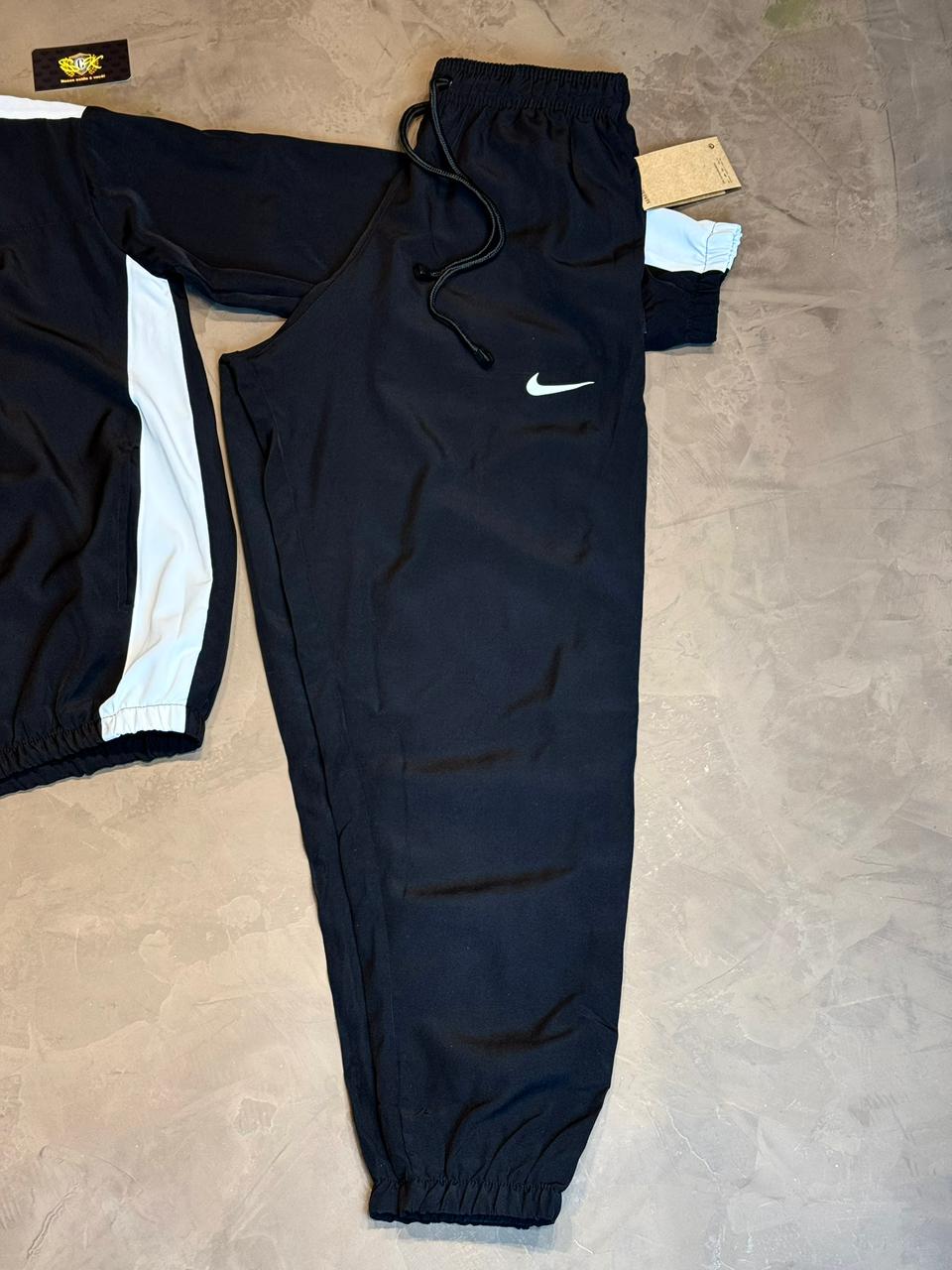CONJUNTO SPORTSWEAR NK X NCT - Preto e Branco