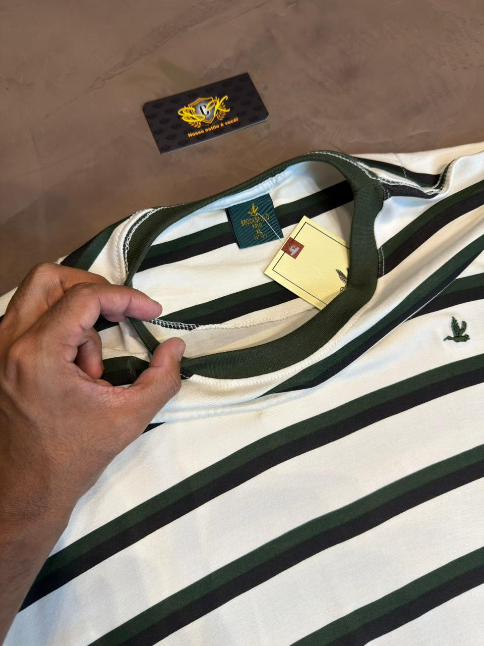 CAMISETA LISTRADA BROOKS - VERDE MILITAR E BRANCO