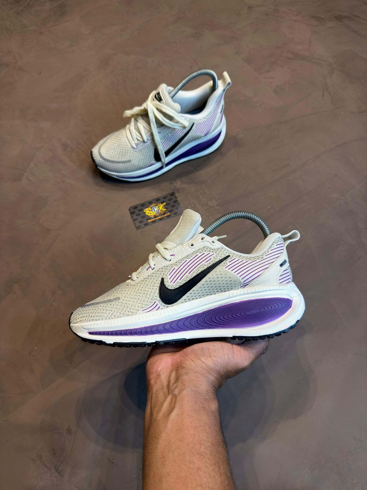 TÊNIS NK RUN VOMERO 18 - CINZA E ROXO