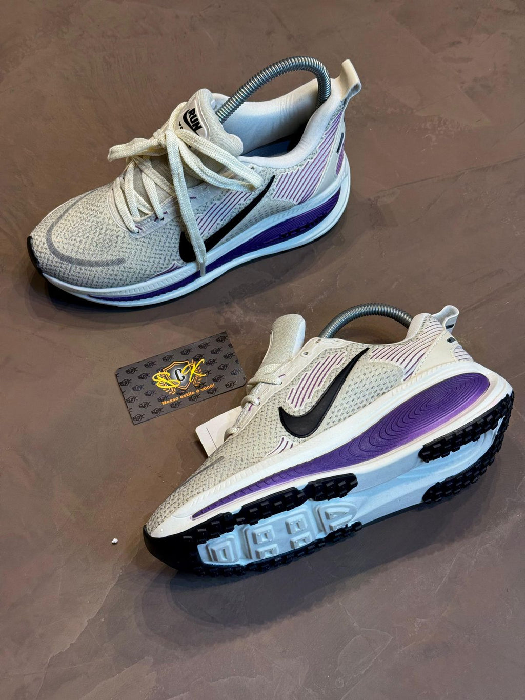 TÊNIS NK RUN VOMERO 18 - CINZA E ROXO