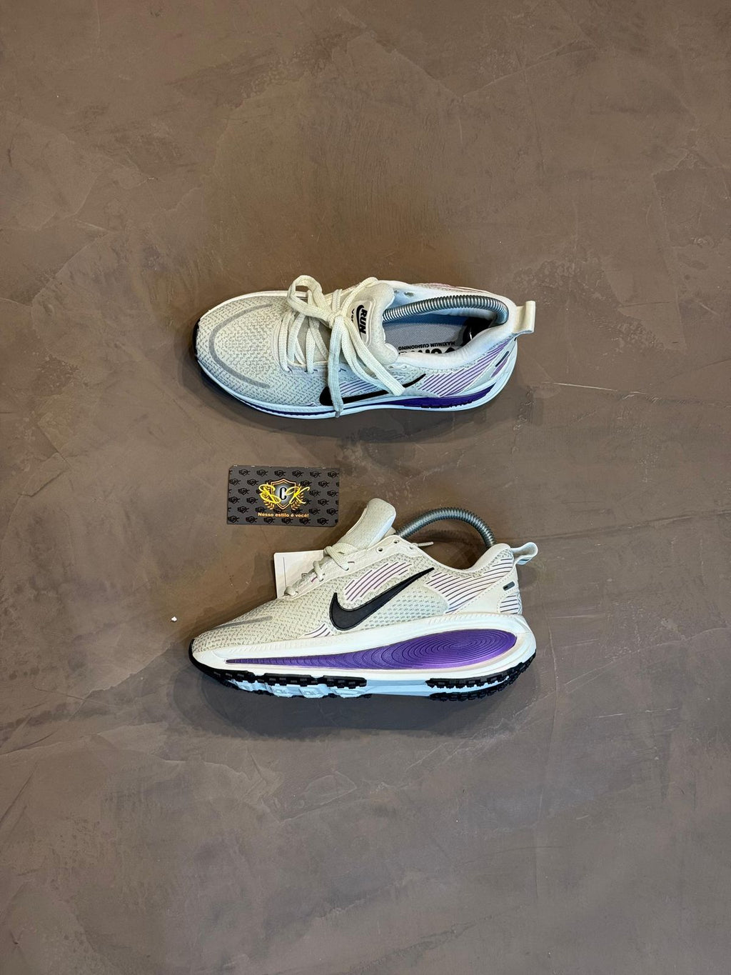 TÊNIS NK RUN VOMERO 18 - CINZA E ROXO