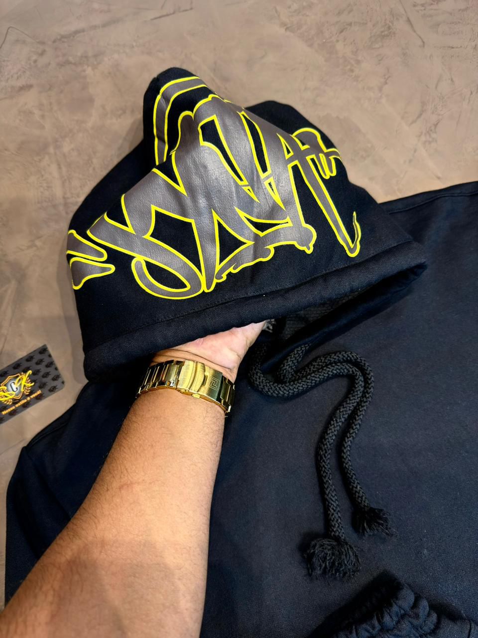 CONJUNTO MOLETOM $YNA - PRETO E AMARELO