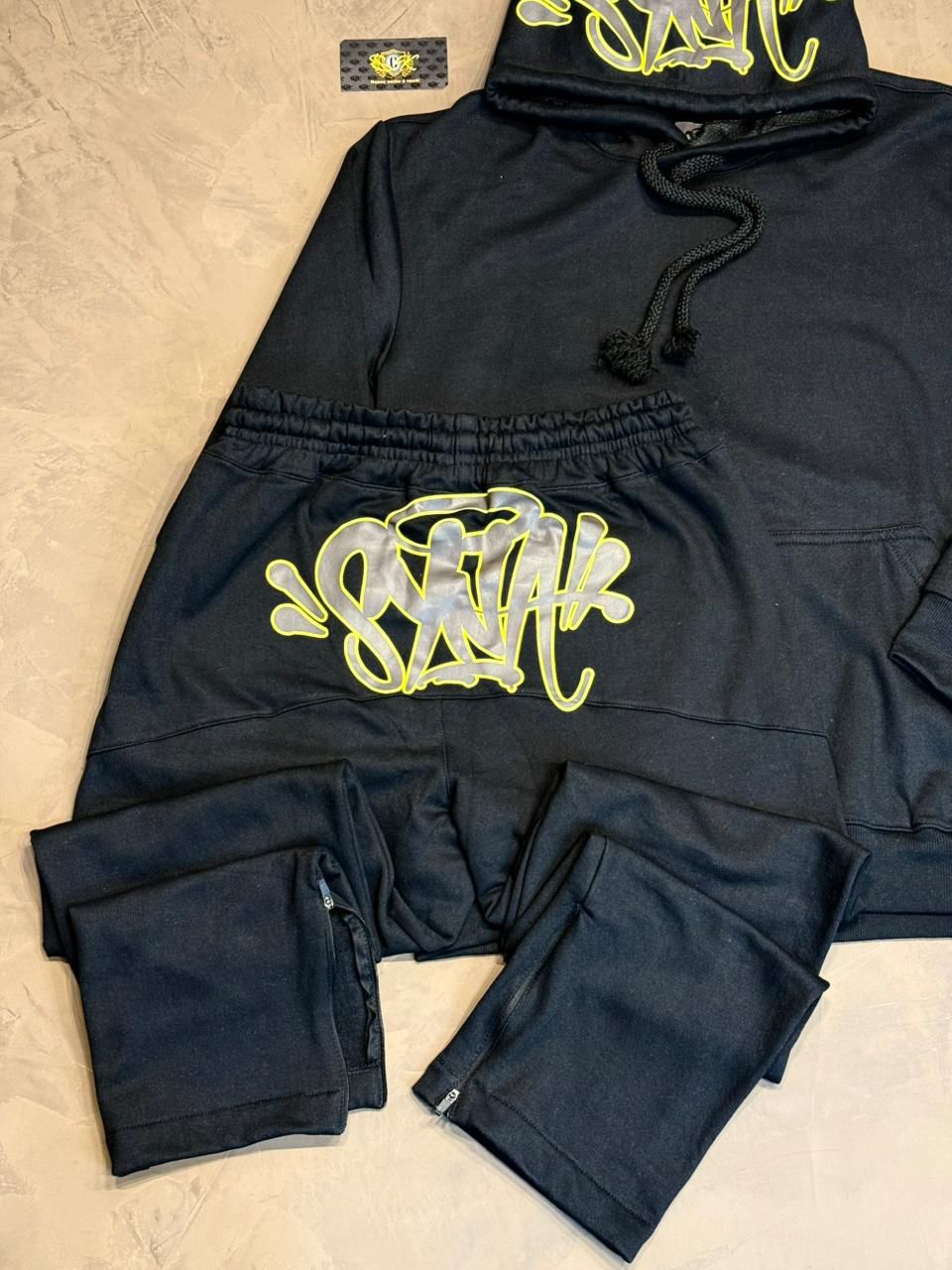 CONJUNTO MOLETOM $YNA - PRETO E AMARELO