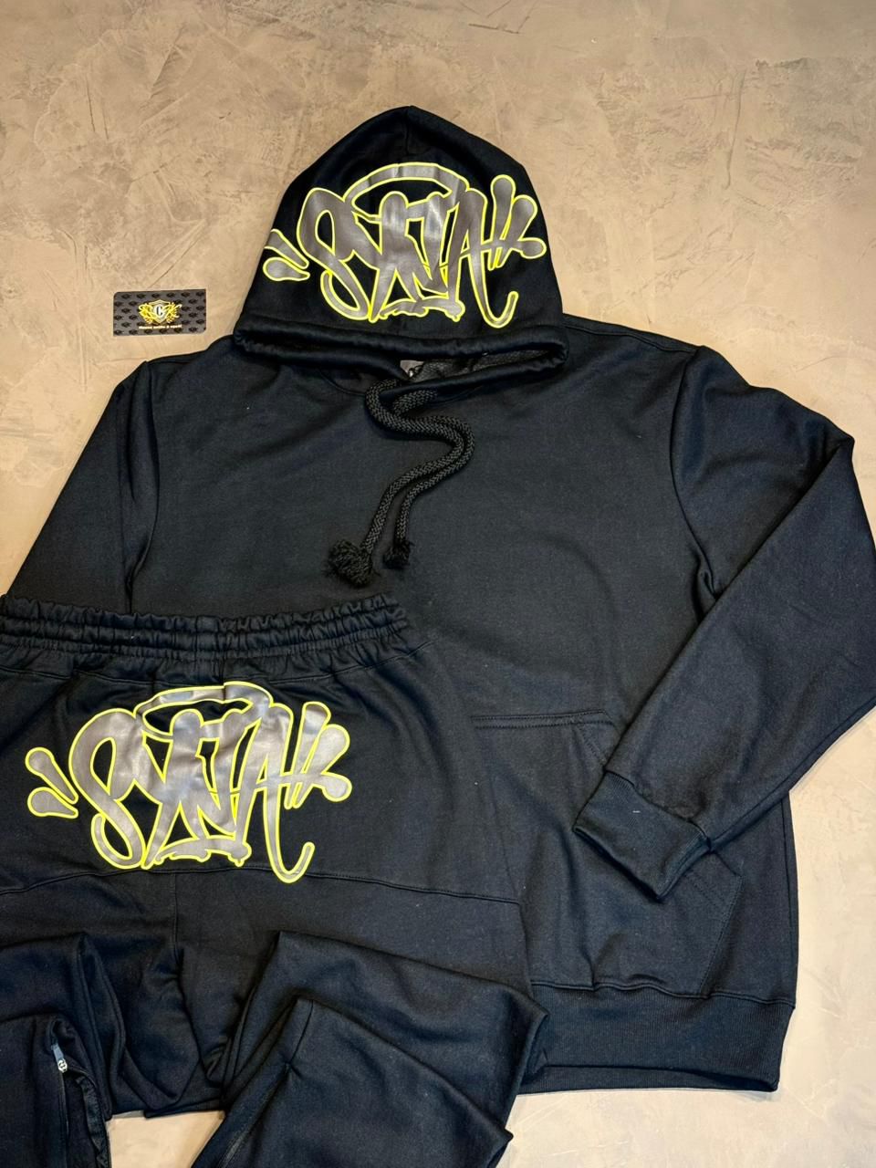 CONJUNTO MOLETOM $YNA - PRETO E AMARELO