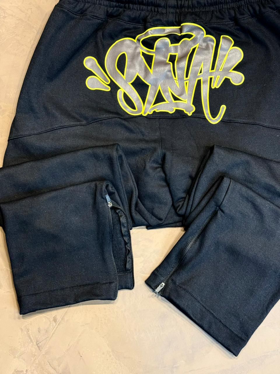 CONJUNTO MOLETOM $YNA - PRETO E AMARELO