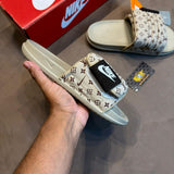 SLIDER NK X LV OFFCOURT - BEGE E PRETO