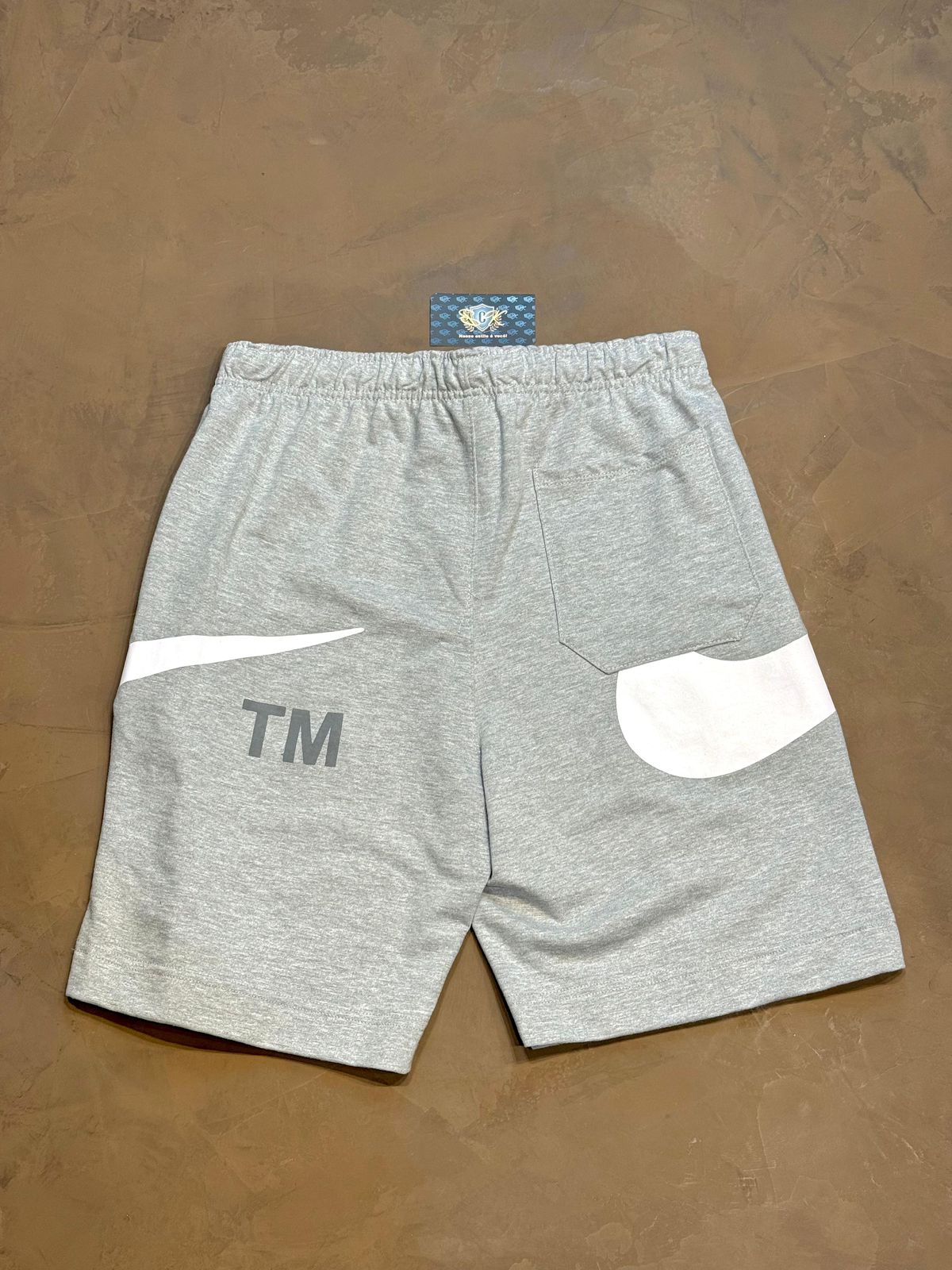 BERMUDA MOLETOM NK TM BIG SWOOSH - CINZA
