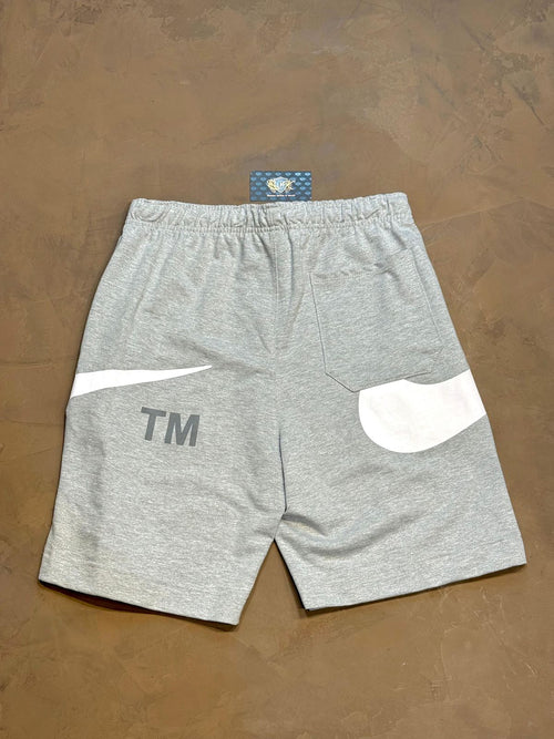 BERMUDA MOLETOM NK TM BIG SWOOSH - CINZA