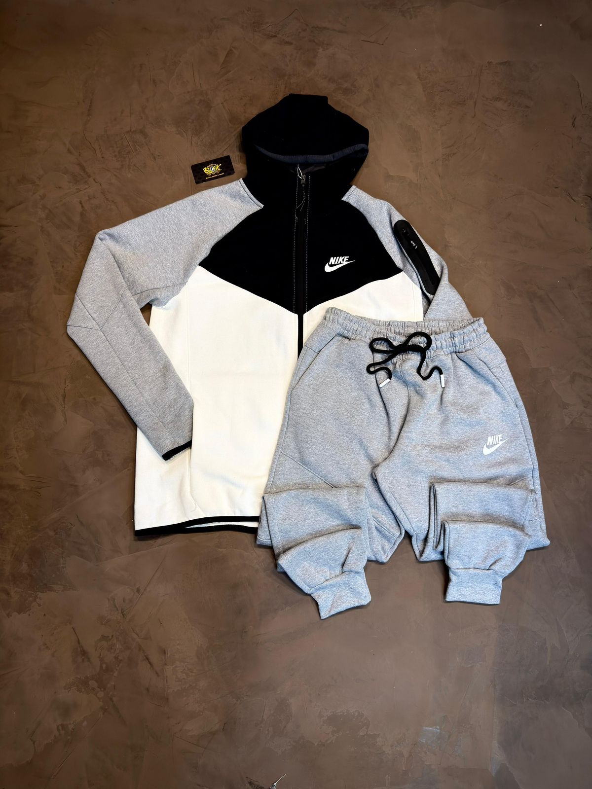 CONJUNTO NK TECH FLEECE - CINZA E PRETO