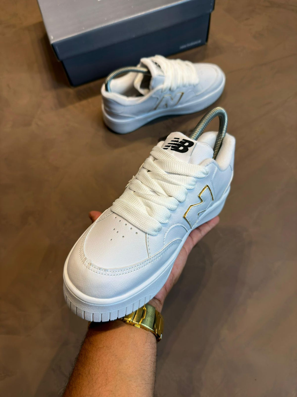 TÊNIS NB "LOW EDITION" - GOLD E BLACK