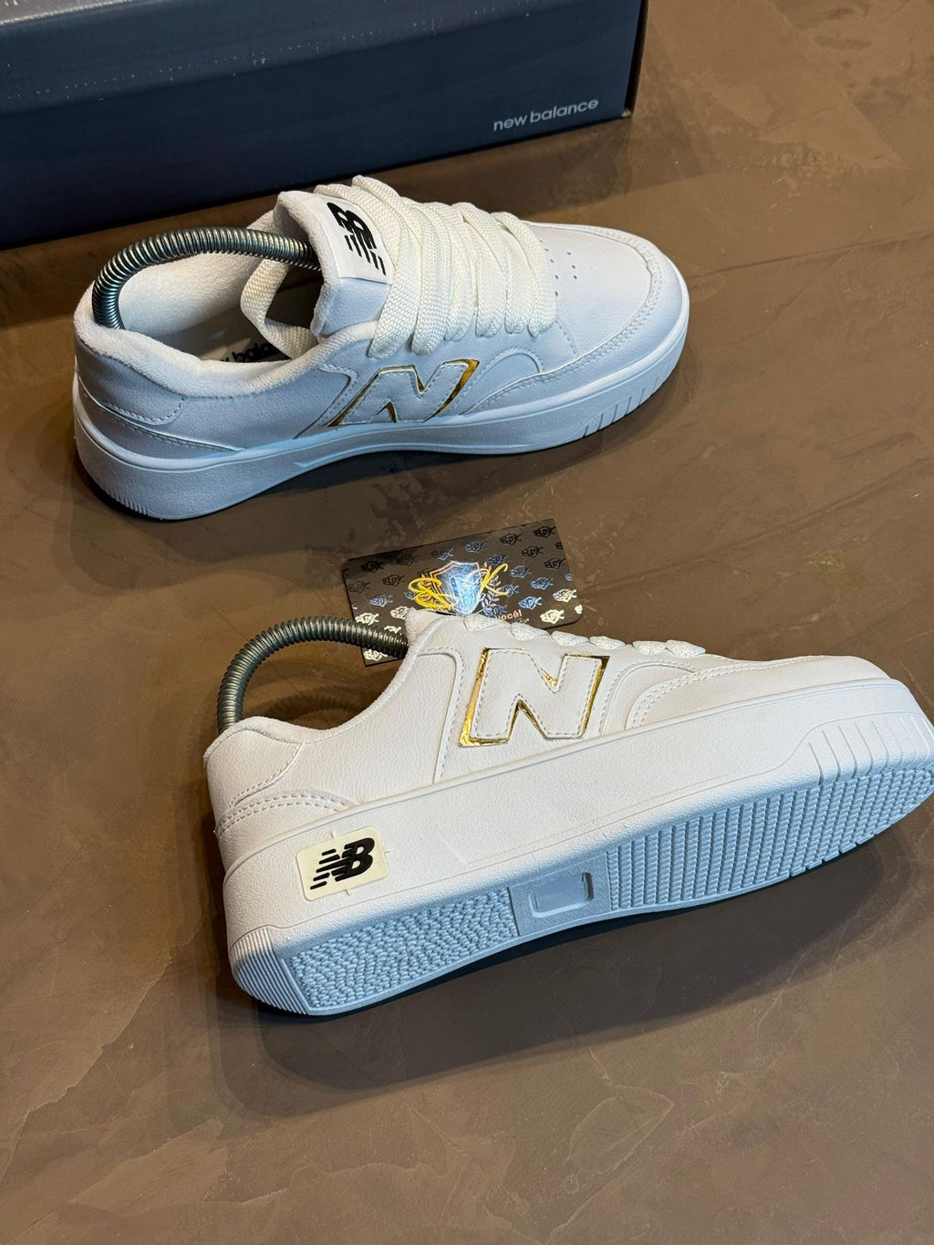 TÊNIS NB "LOW EDITION" - GOLD E BLACK