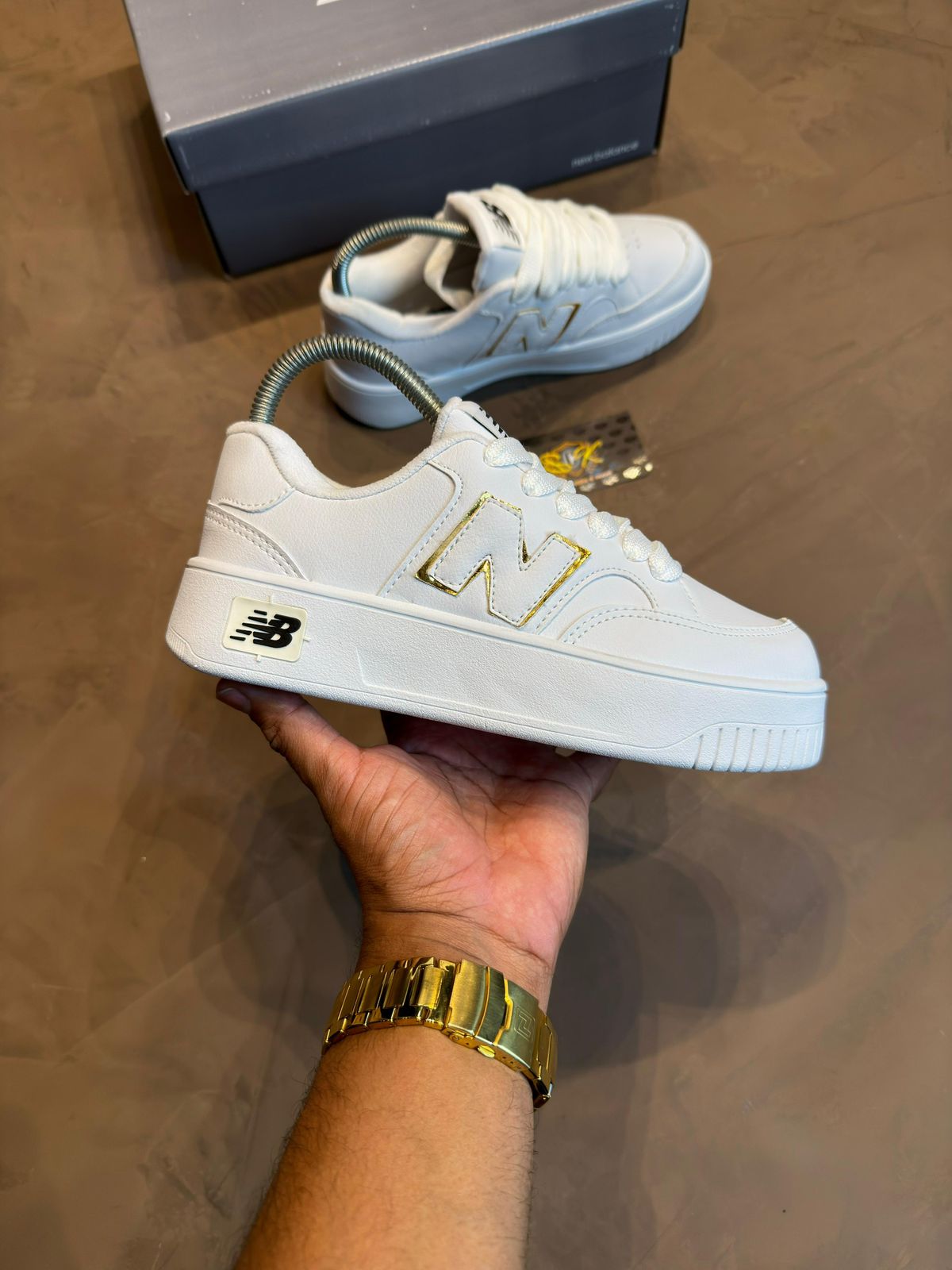 TÊNIS NB "LOW EDITION" - GOLD E BLACK